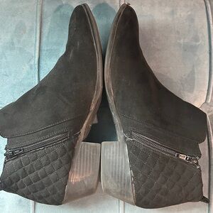 GUC Cute Style & Co Black Suede Ankle Boots with quilted detail Size 8W